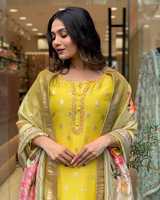 Design unique et Kurti haut-bas avec ourlet détaillé et tissu fluide élégant accessible à un prix raisonnable