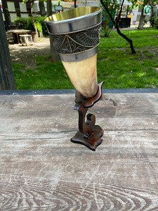 Cuerno nórdico rústico para beber con soporte de madera Copa vikinga ideal para exhibir regalos o celebraciones medievales - Product Image 5