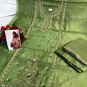 ชุดปาร์ตี้ผ้าไหมปักด้วยมือดีไซน์เนอร์ทันสมัยสำหรับผู้หญิงแฟชั่นอินเดียแบบดั้งเดิมสำหรับงานปาร์ตี้ - Product Image 1