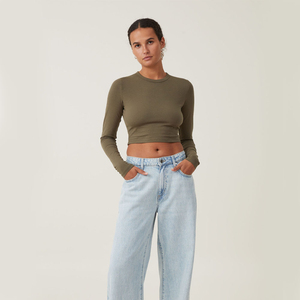 Camisetas cortas ajustadas de manga larga verde brezo fabricadas en Pakistán para mujer a la venta camisetas transpirables con cuello redondo para mujer - Product Image 2