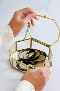 Joyero de cristal color dorado transparencia y opulencia perfecto para presentar colecciones de joyería fina con distinción - Product Image 4