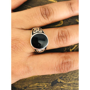 Bague élégante en onyx noir de créateur (7,8 grammes) en acier inoxydable plaqué or 18 carats avec sertissage invisible, cadeau d'éternité stylé - Product Image 1