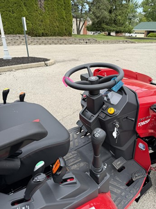 Tractor compacto con retroexcavadora en venta | Tractor Utilitario Compacto Hidrostático 2026 TYM T2025P de 24.7 HP y Tracción en las 4 Ruedas con Cargador Frontal - Product Image 3