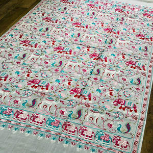 ผ้าคลุมไหล่พัชมีนาคุณภาพดีเยี่ยม งานฝีมือศิลปะจาก KC ENTERPRISES พร้อมรายละเอียดลาย Nalki และ Kalamkari ดั้งเดิม สะท้อนวัฒนธรรมอยู่ในทุกการเคลื่อนไหว - Product Image 6