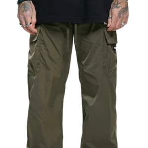 Pantalón utilitario, ropa de calle verde oliva, tela duradera, puños ajustables en el tobillo, bolsillos ocultos con cremallera, ajuste moderno, comodidad diaria - Product Image 6