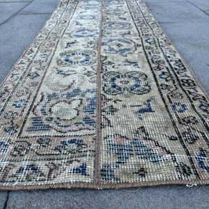 Alfombra Turca Vintage de 1.5x3.9 pies (46x119 cm), Alfombra de Lana Azul Sólida - Product Image 5