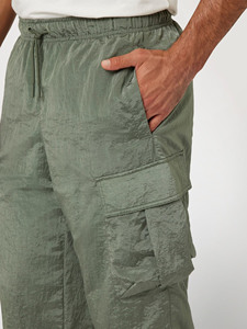 Pantalones Cargo de Corte Recto con Múltiples Bolsillos, Precio al por Mayor, Pantalones Cargo de Nailon para Hombre, Sensación Relajada, Color Personalizado, Ropa Urbana - Product Image 5