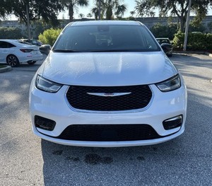 Superb White 2024 Chrysler Pacifica Touring L FWD Usado con asientos de cuero Navegación Tercera fila Asientos Arranque remoto - Product Image 1