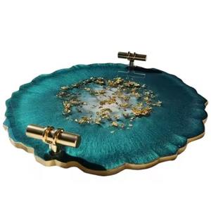 Bandeja para servir de resina blanca moderna y madera natural con asas de metal elegantes, ideal para una cena elegante y una decoración elegante para el hogar - Product Image 2