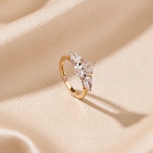 Bague de fiançailles en or jaune 14 carats avec diamant taille poire de 1,52 carat cultivé en laboratoire, trois pierres, bijoux fins sur mesure pour mariée - Product Image 3