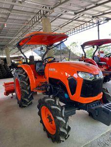 รถแทรกเตอร์คูโบต้า L3408 ให้ประสิทธิภาพการใช้น้ำมันเชื้อเพลิงที่ยอดเยี่ยม พร้อมกำลังยกที่ทรงพลัง เหมาะสำหรับงานเกษตร - Product Image 4