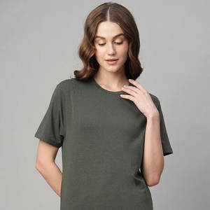 T-shirt en coton premium pour femmes, design uni, toucher doux, confort quotidien, t-shirts à prix de gros - Product Image 1