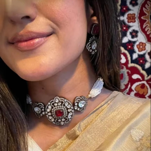 Conjunto de Aretes y Gargantilla de Moda Elegante Chapado en Oro Antiguo con Pedrería Polki Kundan para Bodas y Celebraciones de Aniversario - Product Image 4