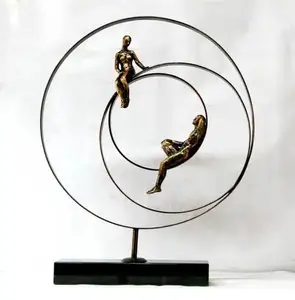 עיצוב ייחודי בריליברום עיצוב פיסול ידידות פוליסטון דקורטיבי דמות קוליות מתכת שותפות זוג צלמית
