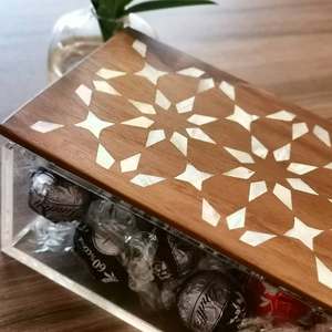 Boîte à chocolat en acrylique élégante avec incrustation de nacre, design calligraphique arabe, luxe - Product Image 3