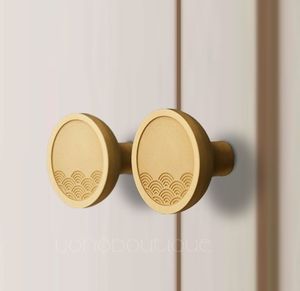 Poignée de porte en laiton poli élégante, idéale pour les portes de maisons contemporaines et les améliorations de thème intérieur élégantes - Product Image 5