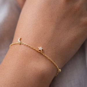 Pulsera con Dijes de Estrella, Luna y Sol - Product Image 2