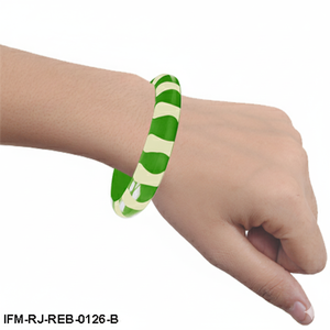Brazalete de Resina Hecho a Mano con Rayas Verdes y Blancas, Brazalete de Resina con Patrón Atrevido para Mujer, Perfecto para Uso Diario - Product Image 5