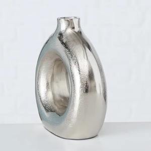 Ensemble de vases décoratifs en métal martelé moderne, parfait pour la décoration intérieure, les tables à manger et les consoles, en provenance d'Inde - Product Image 6