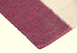 Alfombra Dhurrie de Lana Geométrica Moderna Reversible Hecha a Mano, Ecológica, con Rayas Color Marfil y Granate, Tejido Plano para Sala de Estar - Product Image 3