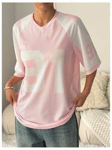 Camiseta de fútbol de gran tamaño con cuello en V personalizada Unisex, camiseta estampada transpirable para hombres y mujeres, jugadores, cómoda y elegante - Product Image 2