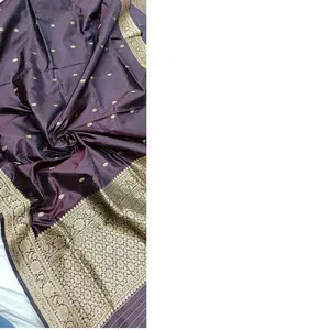 Saris en soie brocart sur mesure dans des couleurs violettes disponibles en longueur de 5 mètres avec des mélanges de soie et de coton de soie