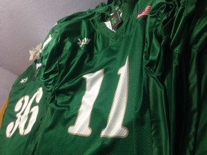 Maillot de football de style professionnel avec un design imprimé entièrement sublimé offrant des couleurs vives et une résistance à la décoloration pour l'équipe - Product Image 5