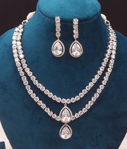 Superbe ensemble de bijoux en diamant américain pour femmes | Collier et boucles d'oreilles exquis parfaits pour les mariages, les fêtes et le glamour festif - Product Image 6