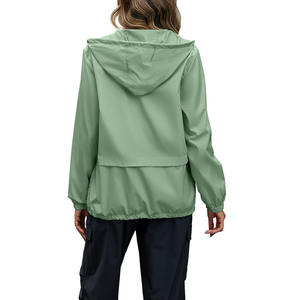Logotipo personalizado transpirable al por mayor trajes de lluvia para las mujeres al aire libre impermeable cuello con capucha Color sólido traje de lluvia para las mujeres - Product Image 2