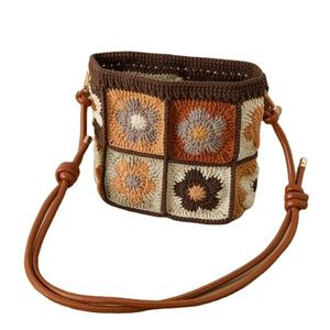 Bolso cruzado de punto con cuatro flores y diseño de copo de nieve con bloques de color, estilo Pascua; Regalo de cumpleaños para hermana, cinturón Melanin - Product Image 1