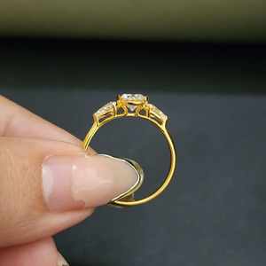 Elegante Anillo de Compromiso con Tres Piedras Redondas de Moissanita Corte Pera en Oro Sólido de 18 Quilates con Engaste Pavé, Certificado IGI, para Regalo de San Valentín - Product Image 5