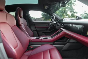 Taycan Turbo S 2021 ~6 700 Miles, 750 ch, Propulsion Électrique, Transmission Intégrale, Pack Premium, Automatique, Cuir, Jantes R19, Batterie au Lithium, Intérieur Clair - Product Image 5