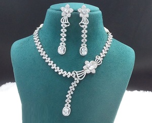 Conjunto de collar AD moderno de primera clase, perfecto para trajes y fiestas indooccidentales con diseño personalizado - Product Image 2