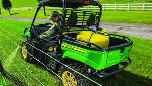 รถอเนกประสงค์ John Deere RTV 110 ซีซี 4 จังหวะ เกียร์อัตโนมัติ ขับเคลื่อน 4 ล้อ ได้รับการรับรองมาตรฐาน EEC พร้อมระบบล็อคเฟืองท้าย แข็งแรง ทนทาน สำหรับงานหนัก ขับเคลื่อนบนพื้นผิวขรุขระ - Product Image 2
