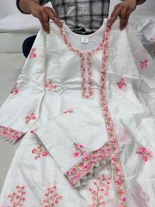 Комплект в северноиндийском стиле: очень красивая курти с круглым вырезом из мягкого шелка Банараси, длина до колена, с панталонами и дупаттой, для особых случаев/праздников. - Product Image 6