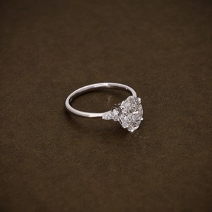 แหวนหมั้นเพชรทรงรี 2.16 กะรัต คุณภาพ F VVS1 เพชรเลี้ยงในห้องปฏิบัติการ รับรองโดย IGI ทรงรี ประดับเพชรทรงมาร์คีส์และทรงกลมด้านข้าง ดีไซน์ทันสมัย - Product Image 2