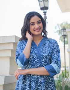 Vestido Anarkali azul de algodón con estampado floral para mujer, con cuello camisero y mangas 3/4, diseñado en tela suave y transpirable, estilo elegante. - Product Image 2