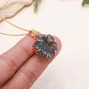 Pendentif fleur en labradorite naturelle fait à la main collier de pierres précieuses sculpté 19 Mm pierre élégante bijoux de guérison cadeau pour elle - Product Image 5