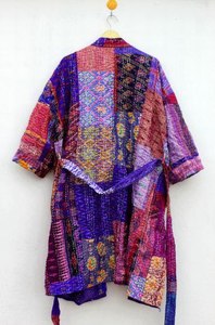 Nouvel arrivage Robe kimono vintage en soie Sari kantha Robes de chambre recyclées Robe de nuit pour femmes - Product Image 5