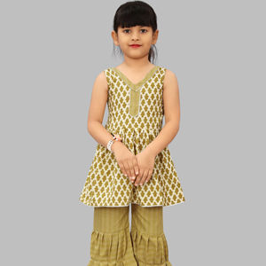 Ensemble Kurti Palazzo traditionnel pour filles Shoryam Fashion |   Pantalon palazzo évasé sans manches à séchage rapide imprimé |   Vêtements de fête décontractés pour enfants - Product Image 1