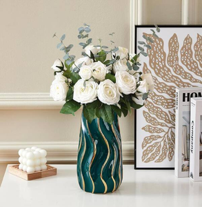 Jarrón de cerámica verde esmeralda, diseño de ondas doradas, jarrón floral moderno, acento decorativo elegante. Disponible a precios mayoristas. - Product Image 1