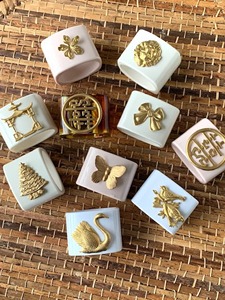 Blanc avec or Design Rond de serviette Accessoire de décoration de table élégant pour la maison Salle à manger Mariage et fête Look élégant et luxueux - Product Image 5