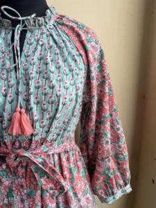 Robe longue en coton imprimé fleuri décontracté pour femmes couleurs de blocs avec col licou manches longues à plusieurs niveaux avec poches grande taille - Product Image 3