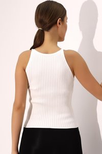 Camiseta sin mangas de punto con cuello Halter para mujer de moda diseñada para el verano Hecho de tejido de punto ligero y transpirable sin mangas - Product Image 5
