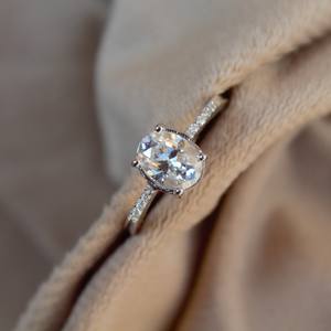 Bague Moissanite élégante et légère en argent sterling Design ovale élégant Cadeau parfait pour les femmes Style minimaliste - Product Image 1