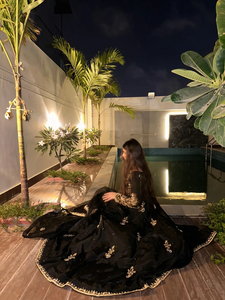 ชุดอนาร์กาลีสีดำล้วนพร้อมผ้าคลุมไหล่ ประดับด้วยงานปักมือ เสื้อผ้าอินเดียและปากีสถาน - Product Image 3