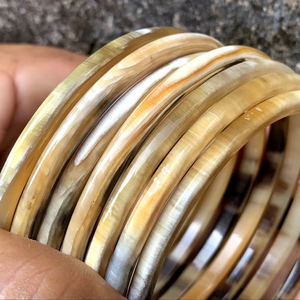 Bracelets en corne de buffle naturelle, fabrication artisanale de bijoux en corne de buffle - Product Image 1