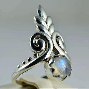 Anillo Hecho a Mano de Plata de Ley 925 con Piedra Lunar Arcoíris, Joyería Boho con Piedra de Nacimiento de Junio, Regalo Perfecto para su Cumpleaños o Aniversario - Product Image 5