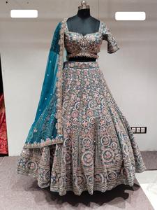 Robe en georgette brodée chic pour femme adaptée aux cérémonies de fêtes et aux événements indiens traditionnels - Product Image 3