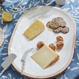 Plato moderno de esmalte blanco, bandeja de madera de mango y bandeja para servir - Product Image 3